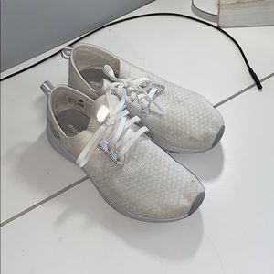 New balance tennis shoes